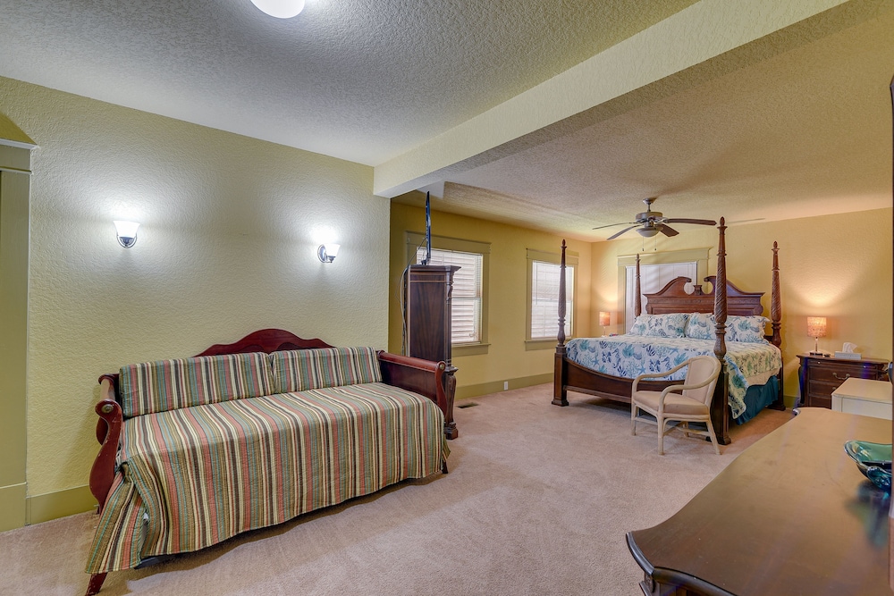 Central Galveston Home < 1 Mi to Beach! view 5