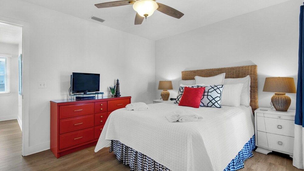 Charming Beach Cottage, 2 Pools and Tennis Access + Free Attraction Tickets!