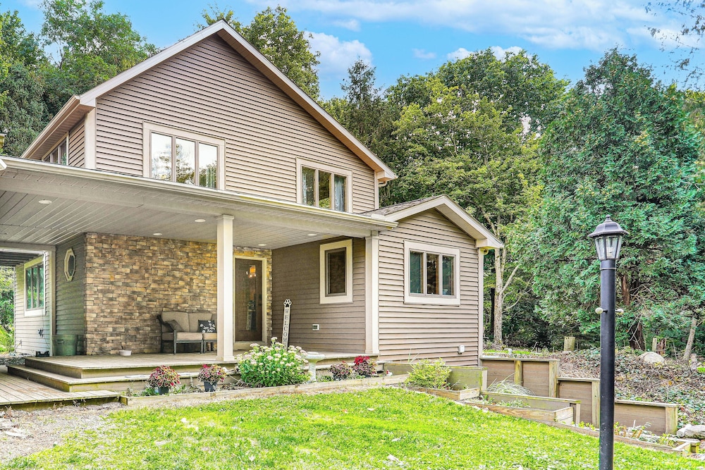 Wooded Retreat on 5 Acres: 6 Mi to Edinboro Lake!