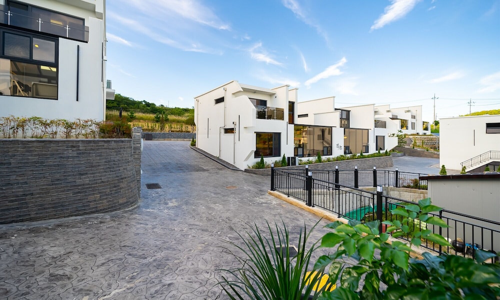 Hotel Baekya Pool Villa & Kids - Image 1