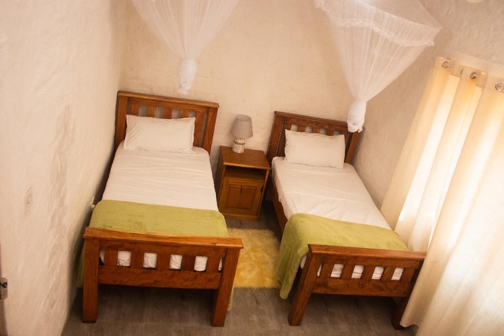 3 Bedroom House Sleeps 6, Mini Bar, Free Parking view 4
