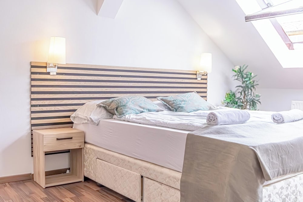Stylish 3BR Apt With Balcony City Center