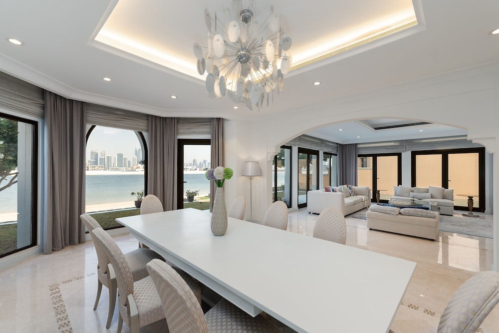 Exclusive 5BR Palm Villa w Private Pool and Beach