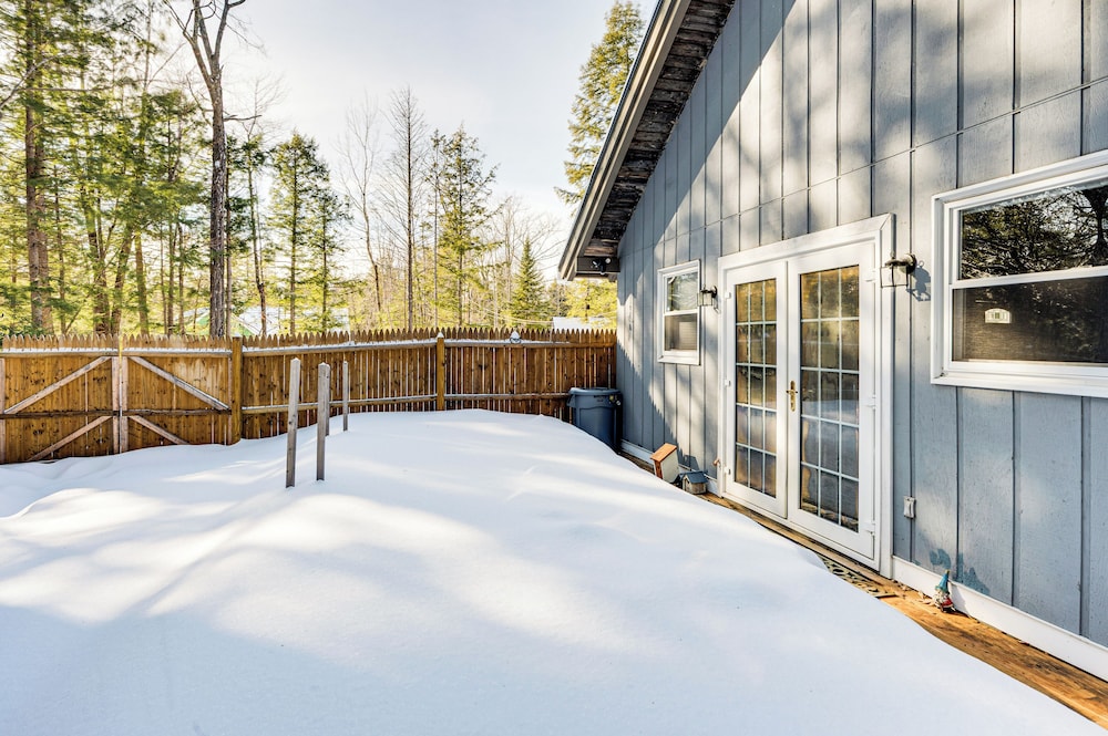 2 Mi to Conway: Cozy Cabin w/ Grill & Yard!