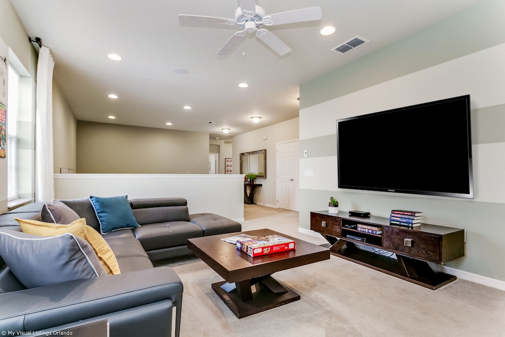 Spacious Home w/ Private Pool/spa! Sleeps 21