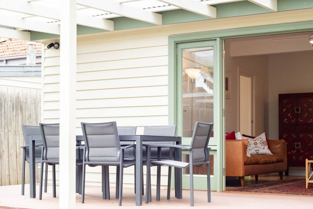 Elegant 2 Bedroom Family House With Backyard in Richmond