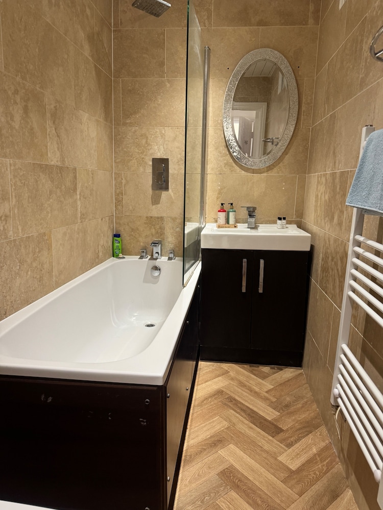 2 Bed Flat - Sleeps 4 - Parking - Wifi