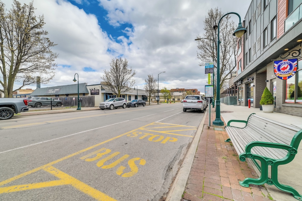 Traverse City Condo w/ Balcony: Walk to Downtown!