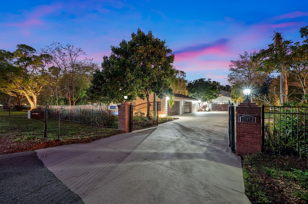 Luxury Retreat: Pool, Games, Basketball & More!