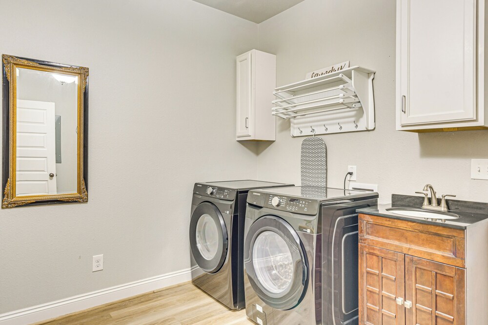 6 Mi to Navarre Beach: Spacious Family Retreat!