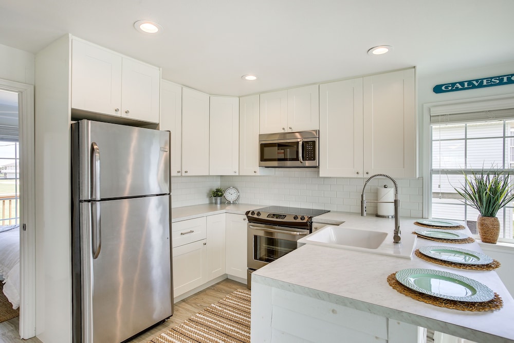 Walk to Beach: Updated Home w/ Deck in Galveston!