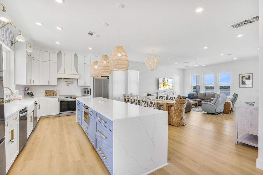 Beach Blessing- Pool Elevator Sleeps 16 SIX Bedrooms 6 Baths