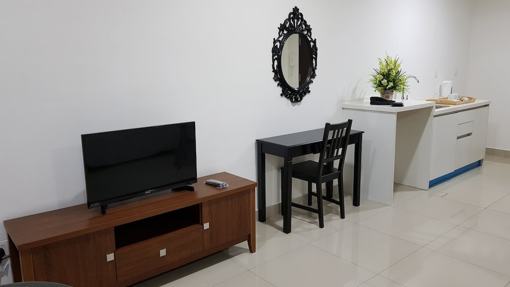 Euzmo Residences at Trefoil photo 8