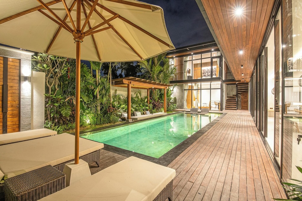 Elegant 6BR Canggu Retreat Just 400m to the Ocean