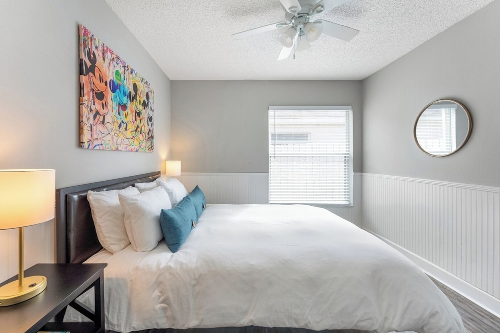 Heated Pool & Bathtub 4BR Near Disney