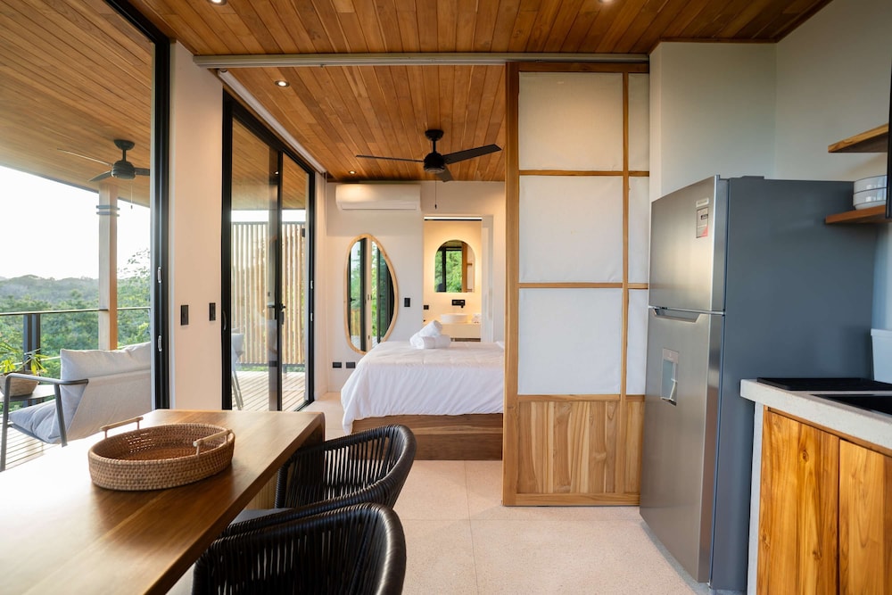 w Stylish 1BR w Stunning Balcony Views