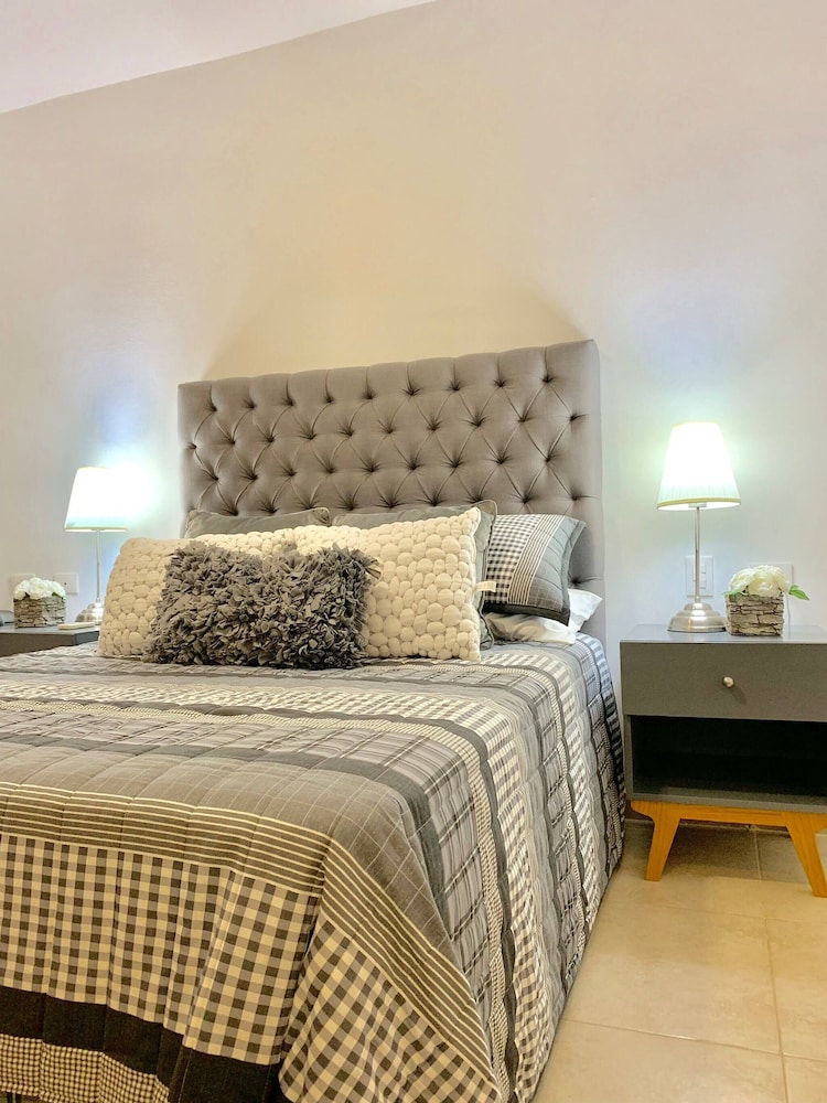 Sleeps 4-6-amazing 2 Bedroom Ph With Bbq & Jacuzzi