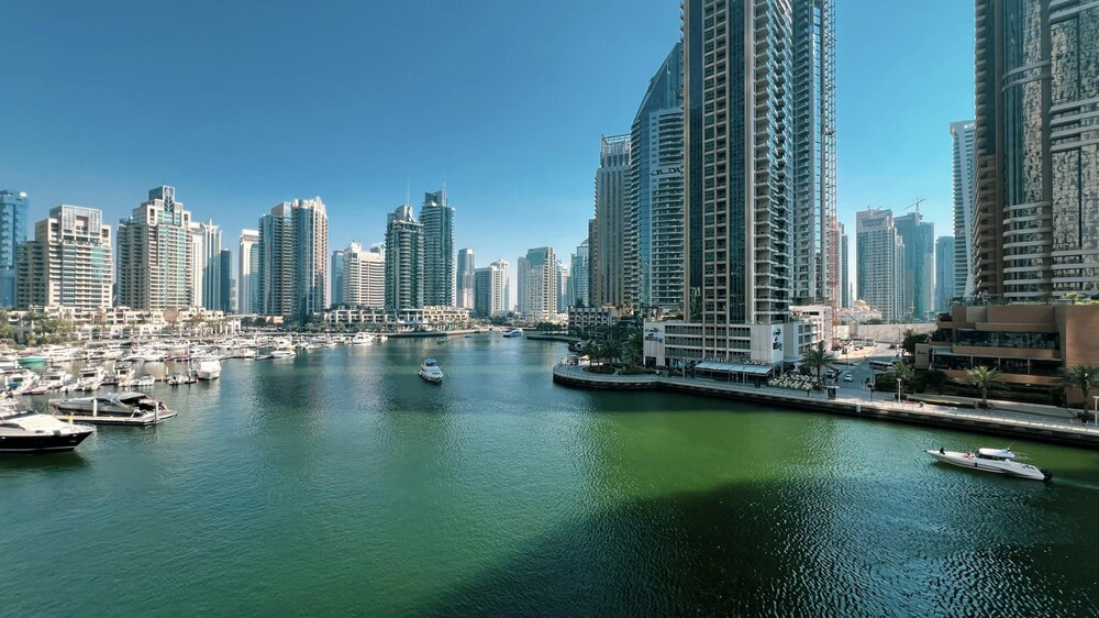 Stunning 1-bed in the Iconic Cayan Tower