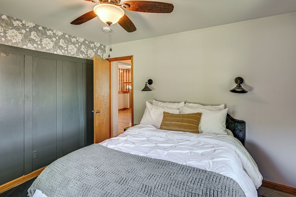 4 Mi to Lake Michigan: Updated Benton Harbor Home!