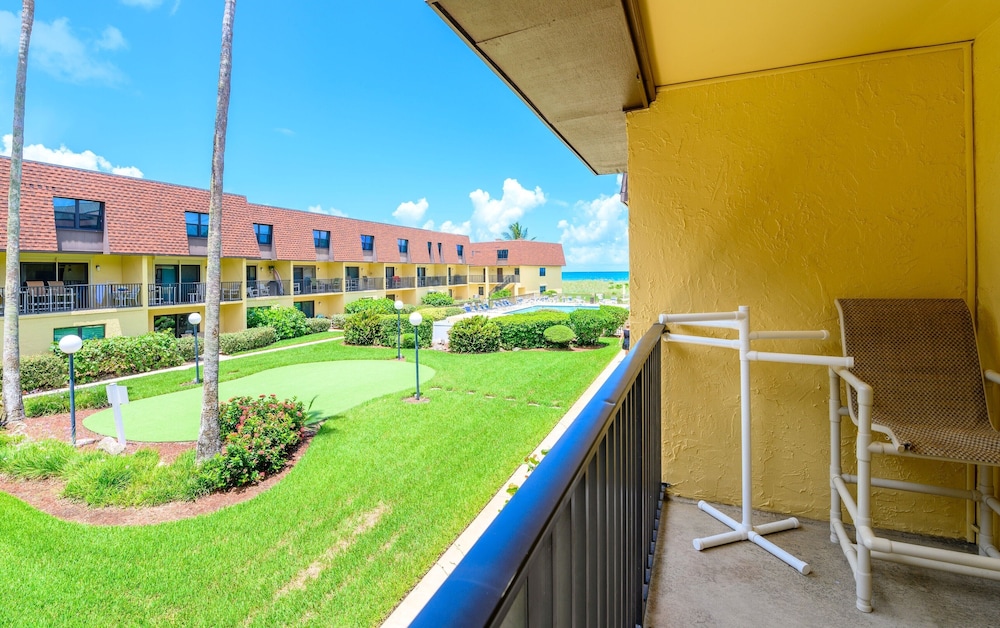 Cocoa Beach Club by Happy Palm Stays