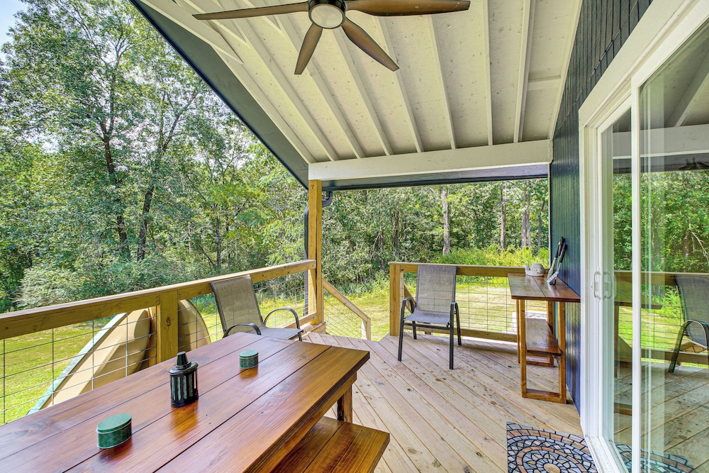 Lake Hamilton Retreat w/ Kayaks & Spacious Yard!