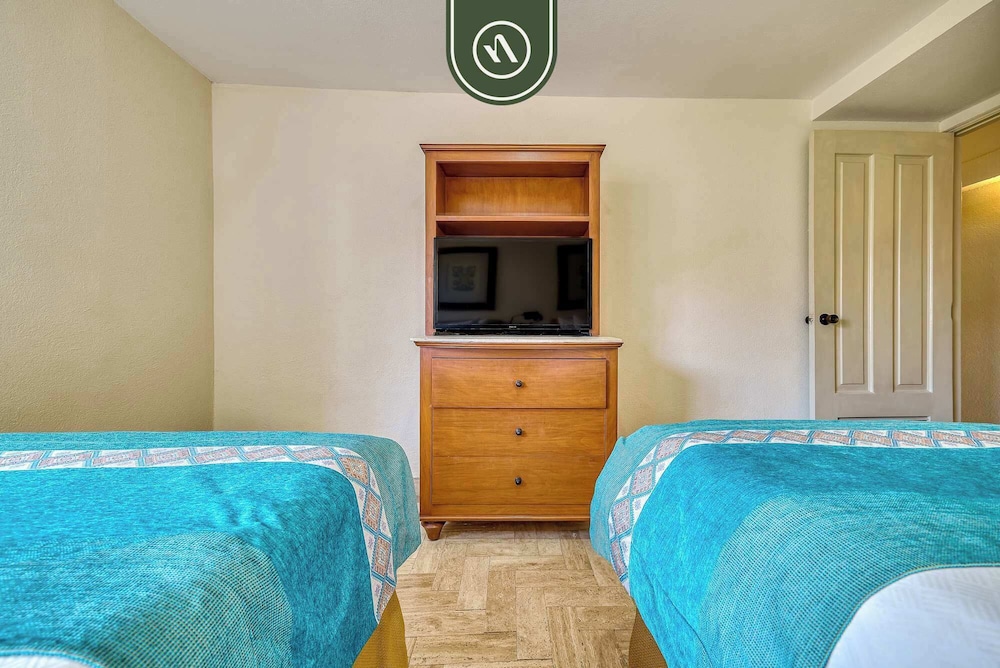 Beachfront 2 BR Condo - Beach - Pools - Tennis