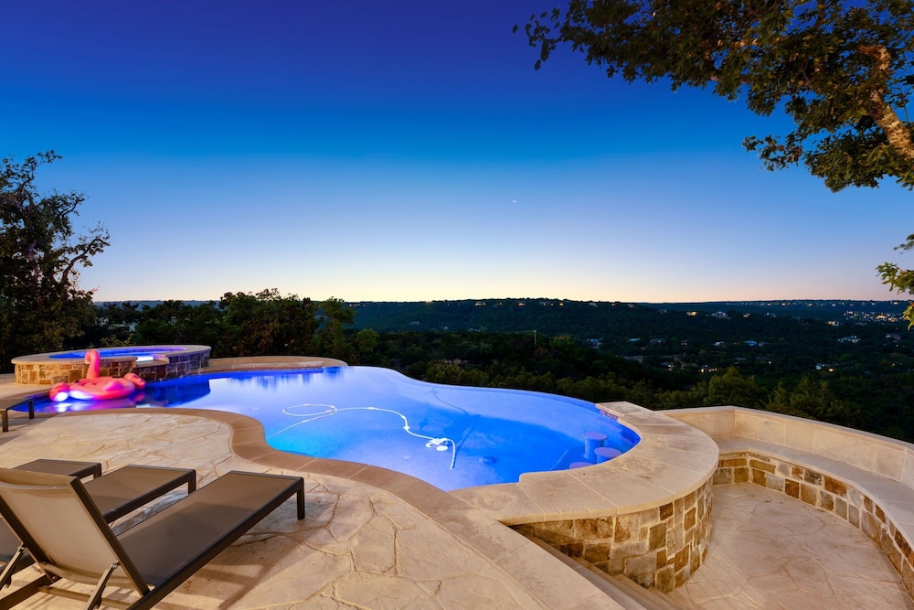 Hillside Infinity Pool Retreat - Image 4