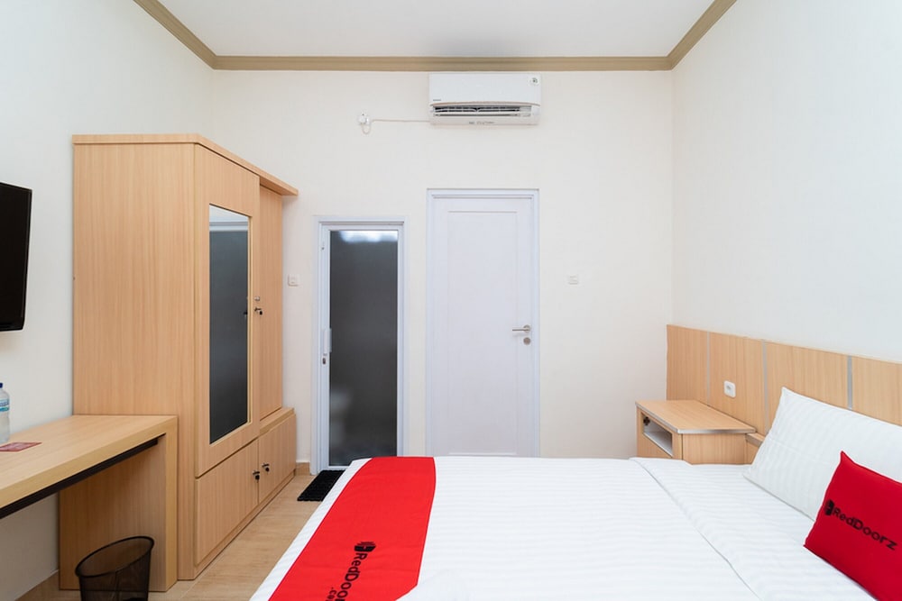 RedDoorz near Griya Agung Palembang view 2