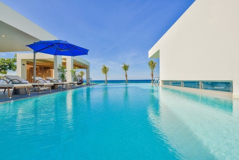 Luxury Yacht Villa