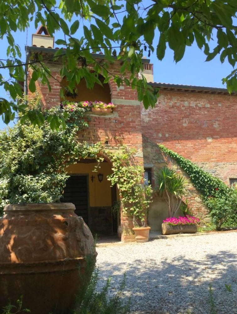Stunning private villa for 6 guests with private pool, TV, pets allowed and parking