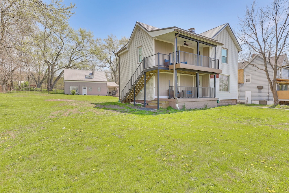 3 Mi to Dtwn: Quiet Youngstown Apt w/ Deck!