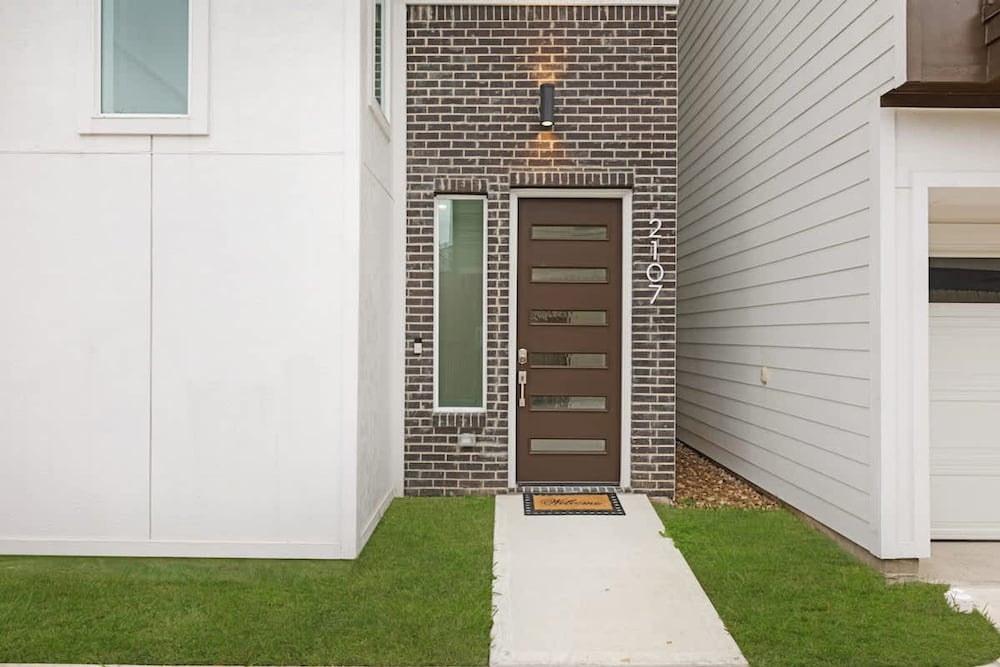 Luxurious 3 Bed3 Bath Near Downtown Houston