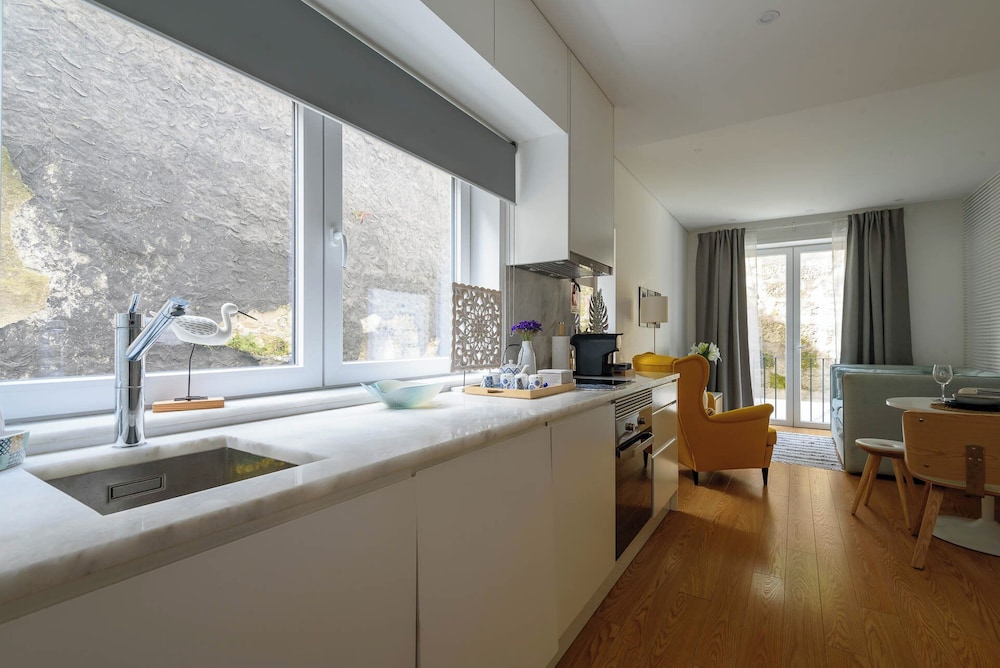 Almad3 Stylish Almada Hide-away