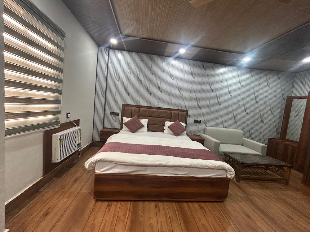 Hotel Shri Dauji Maharaj Palace