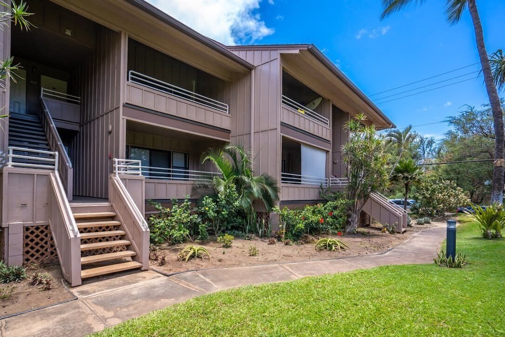 Hotel Modern & Tropical Oceanside Vistas - Image 1