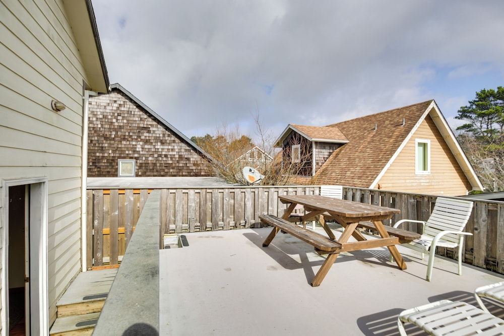 1 Block to Twin Rocks Beach: Pet-friendly Cottage