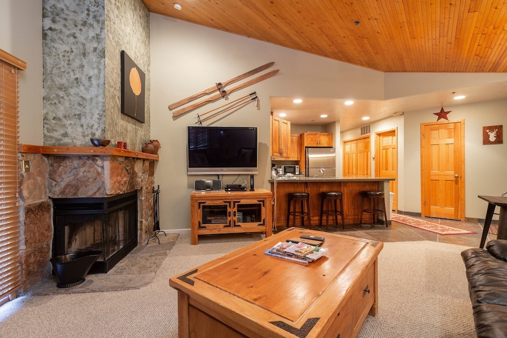 Courchevel at Deer Valley Resort - One Bedroom Condo with Hot Tub # C202 1 Condo