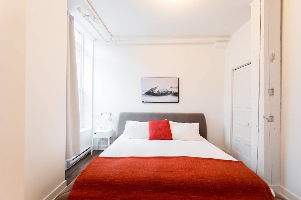Amazing Plateau Loft Steps Away From Mount-royal view 5