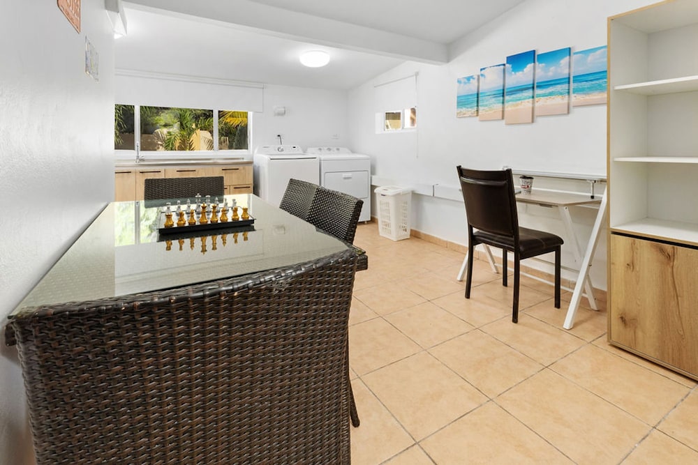 Cozy 3BR Town Home in Gated Community Palm Beach