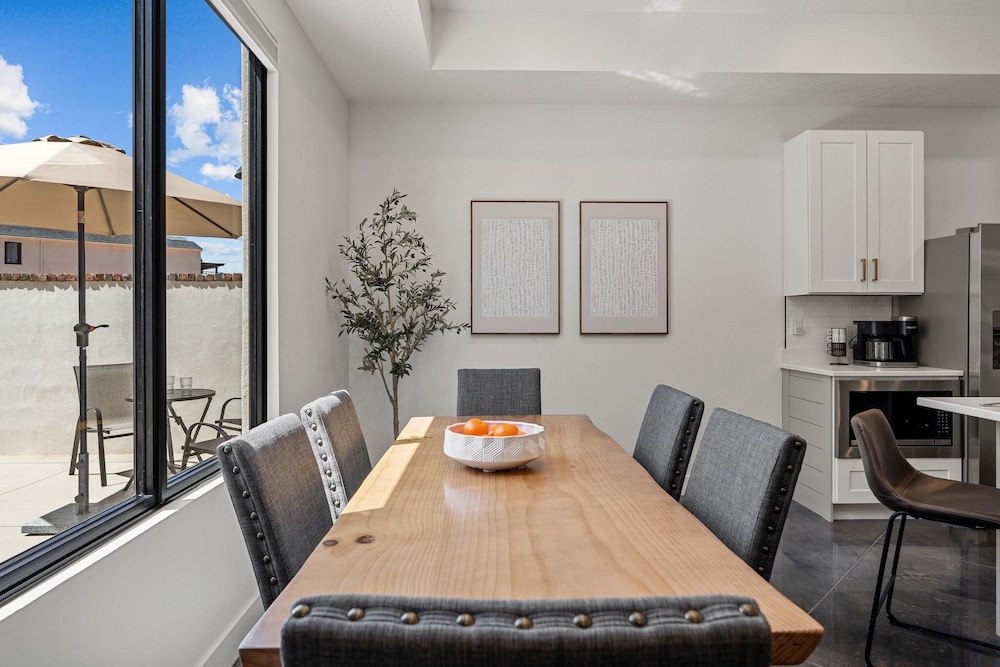 Desert Jewel With Private Gym And Pool 4 Bedroom Townhouse
