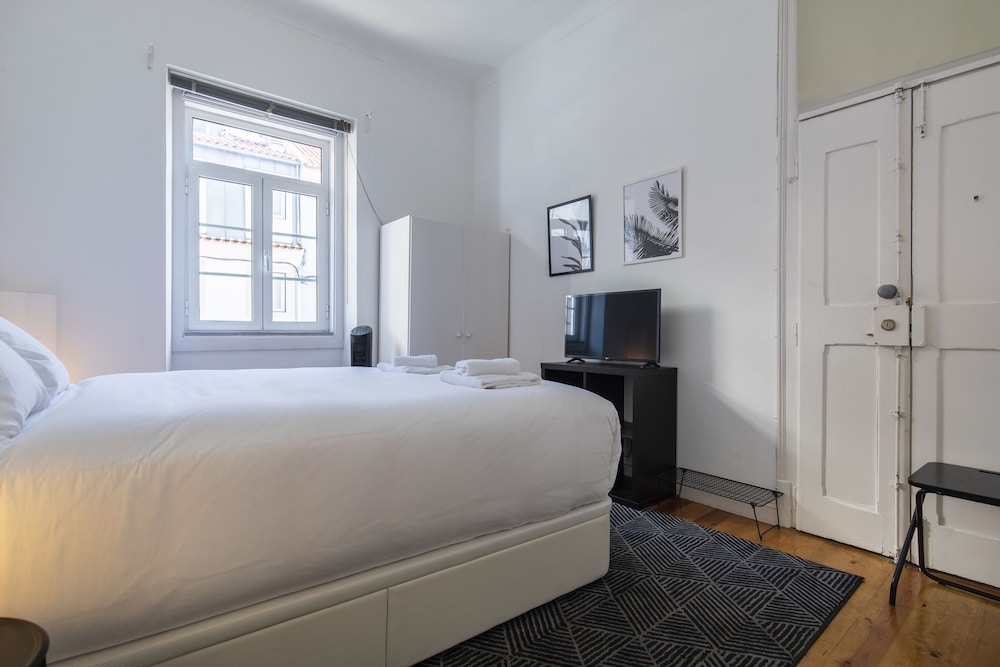 Sunny & Quiet Lisbon Apartment view 4