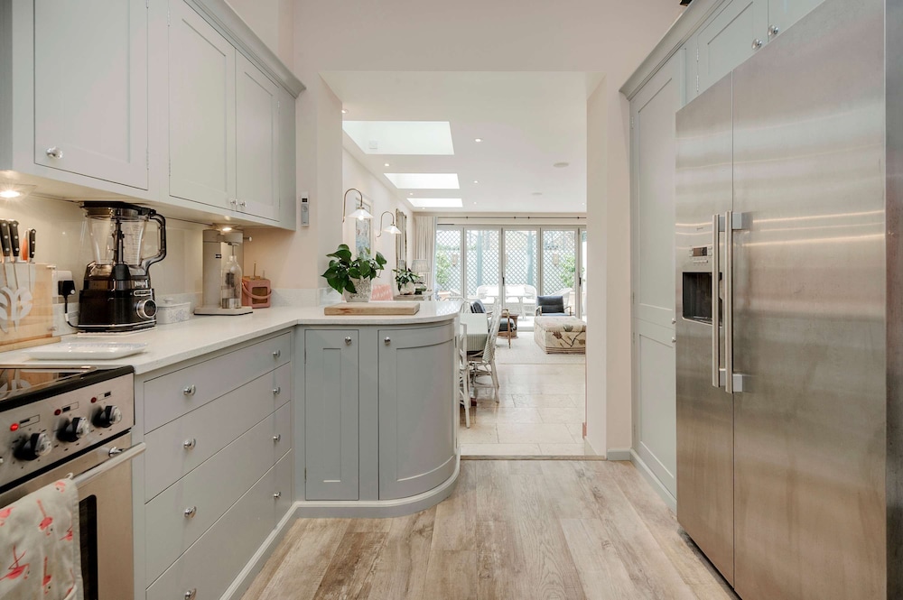 Stunning 4 bed Fulham Home With Garden