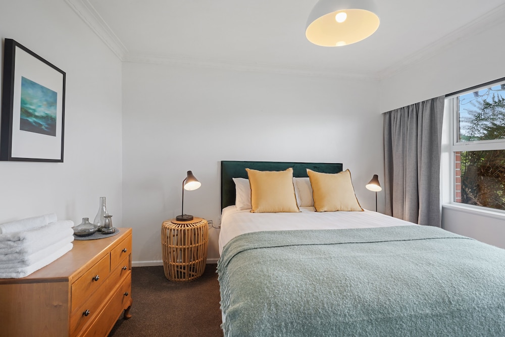 Renovated Takapuna 2BR Apt - Parking view 4
