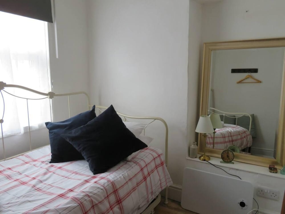 The Pepper Pot Sleeps 4 Sunlit Garden