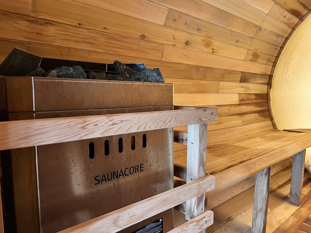 Luxury Retreat Home w Hot Tub - Property Image 23