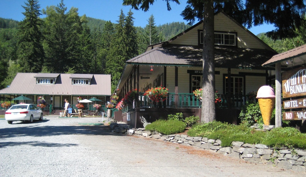 Whittaker's Motel & Historic Bunkhouse