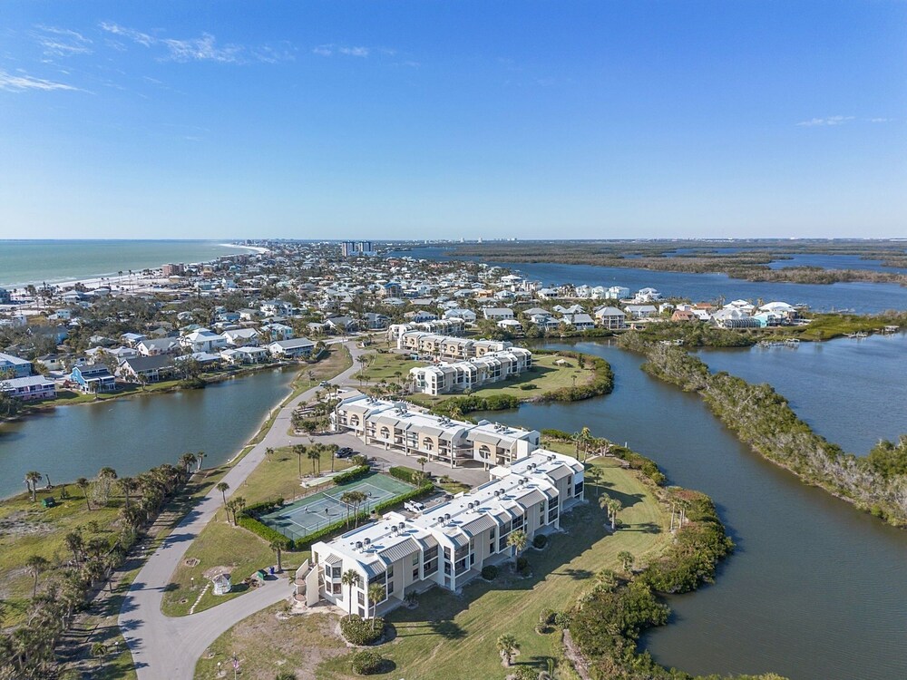 Bay Village 126: Charming Beachfront 2br/2ba Condo W/ Balcony 2 Bedroom Condo
