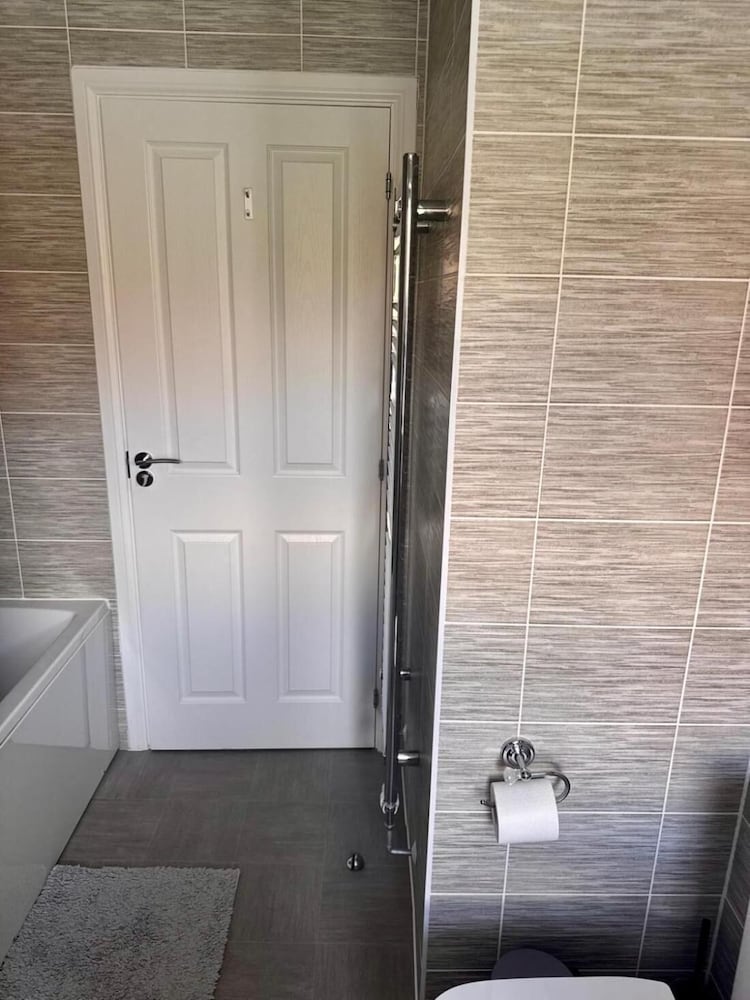 High END Spacious 4 Bed House - Free Parking