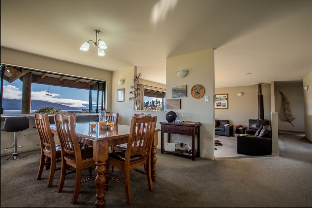 Loch Vista Lake View Villa Accommodation