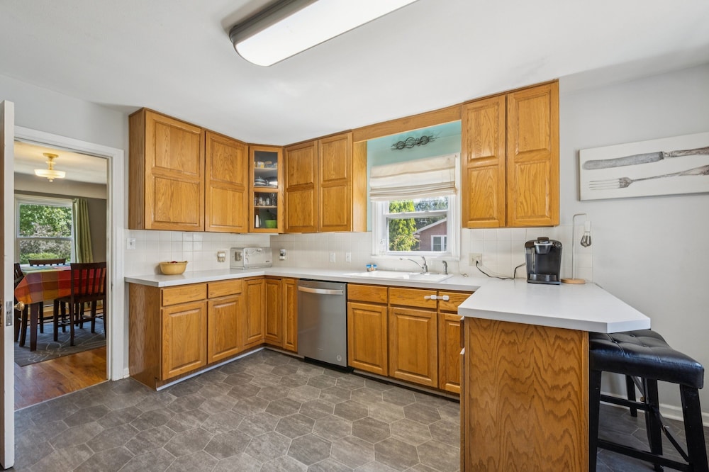 Charming Home Near Unc & Dt Greeley 5 Bedroom Home